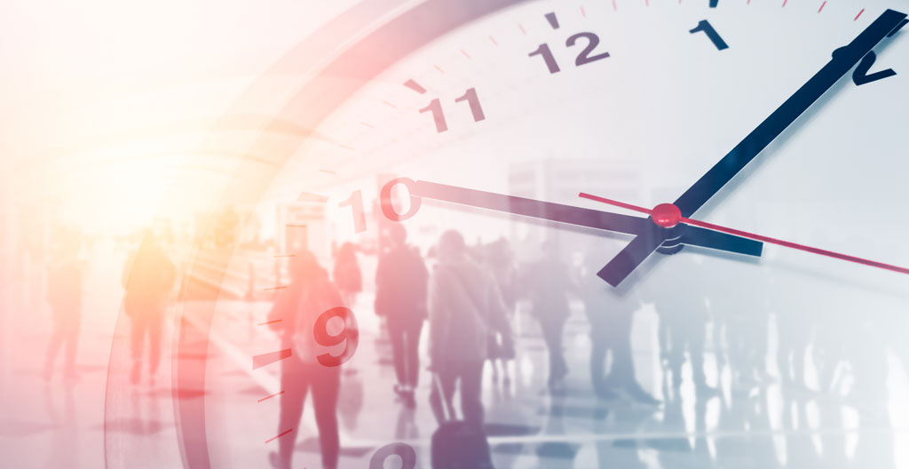 Voyageur vérifiant l'heure près du tableau d'affichage aéroport CDG