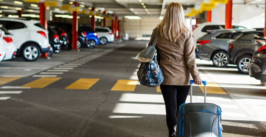 Passagers assis dans navette parking aéroport regardant par la fenêtre