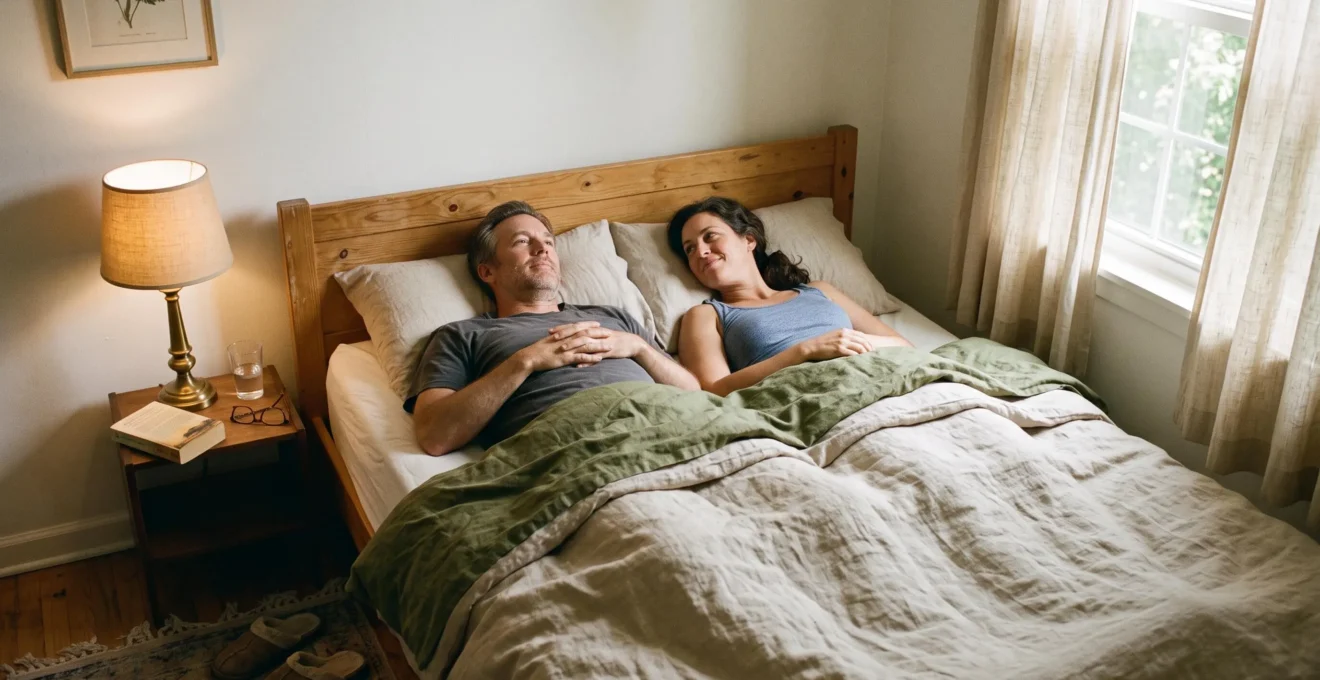 Un couple est allongé côte à côte sur un matelas équilibré dans une chambre.